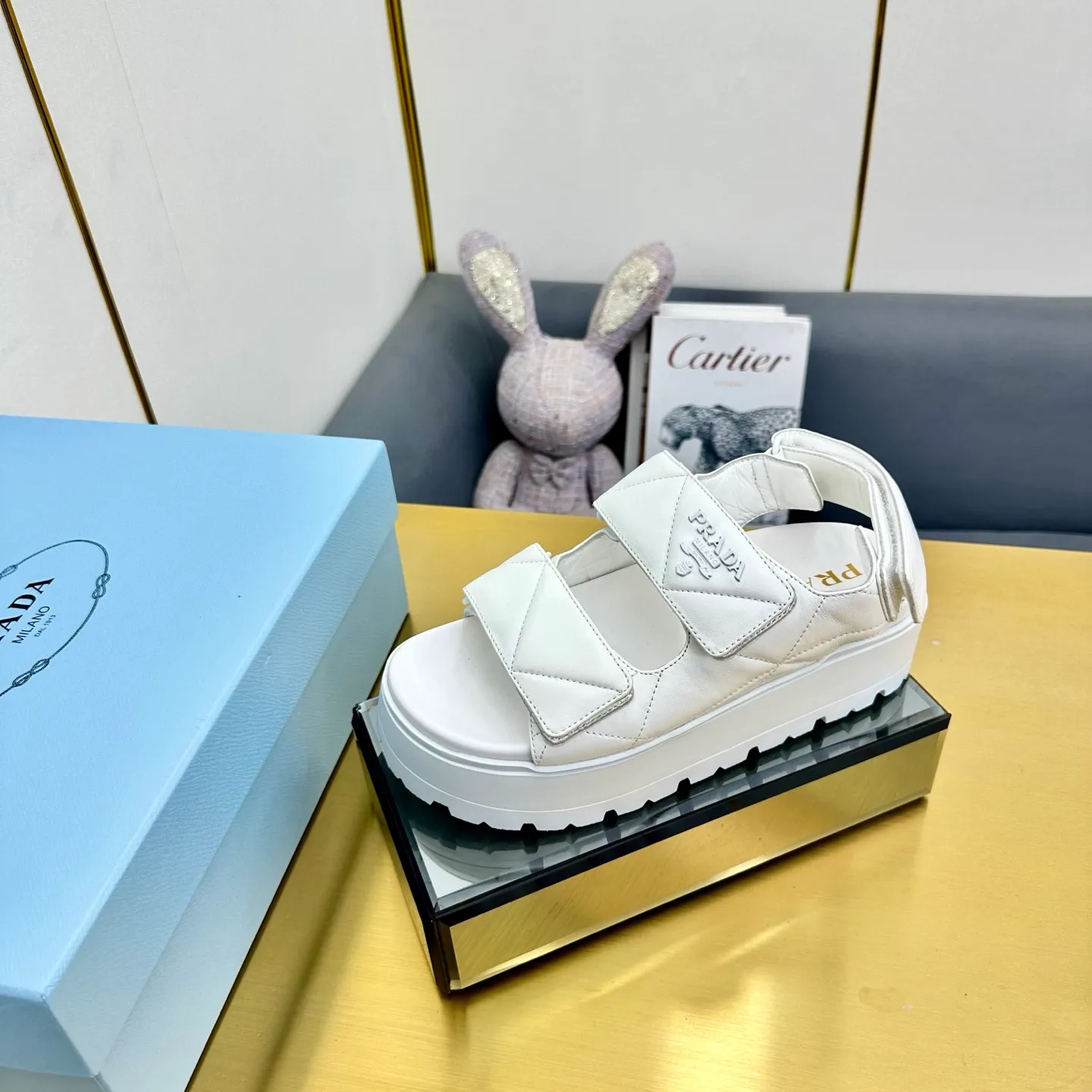 💕💕Factory direct selling price p480💕💕 The highest version of Prada's new thick-soled casual sneakers. This sneaker continues the timeless silhouette and is a new classic item. Crafted from leather to enhance style. The style is light, with a triangle buckle logo and a 5CM thick sole. It is suitable for all seasons and can be matched with all kinds of casual styles. In an era where various styles are full of attention, the most long-term companion and the one that captures people's hearts bit by bit is undoubtedly the white shoe. Fabric: Cowhide Lining: Sheepskin Outsole: Original rubber outsole Sole thickness: 5CM Size 35-41